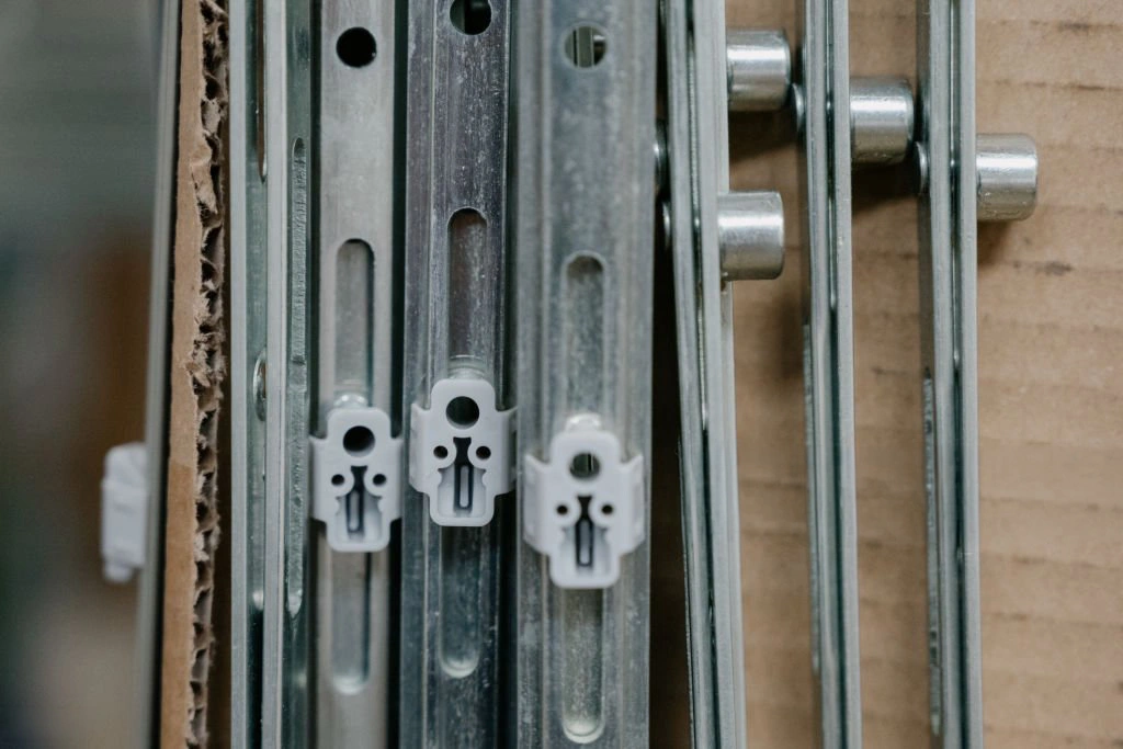 Side bar sealer wrapping long products such as curtain rails